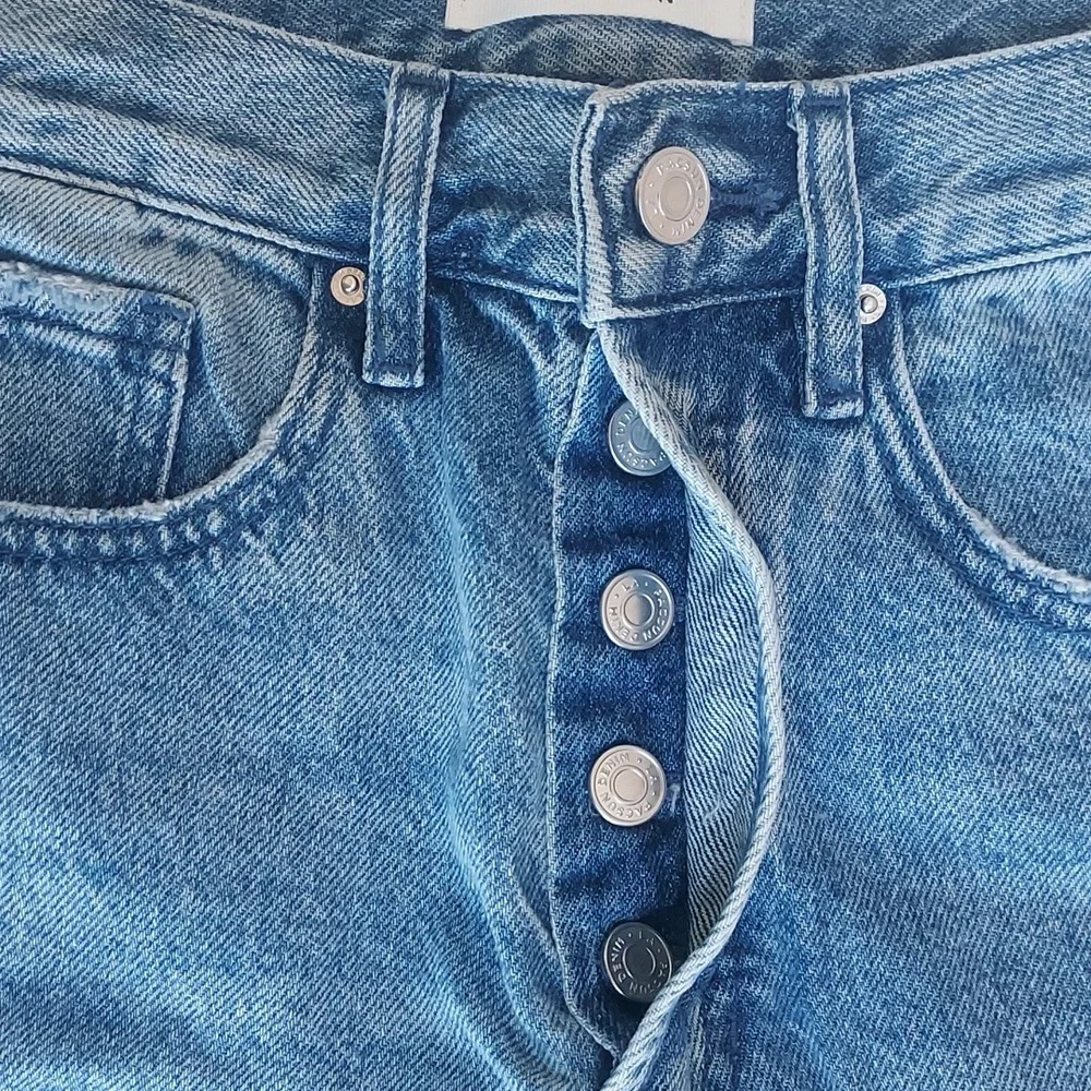 Ladies Pacsun Blue Denim Distressed Button Fly 5.5" Inseam Dad Shorts Size 24 - Picture 4 of 7